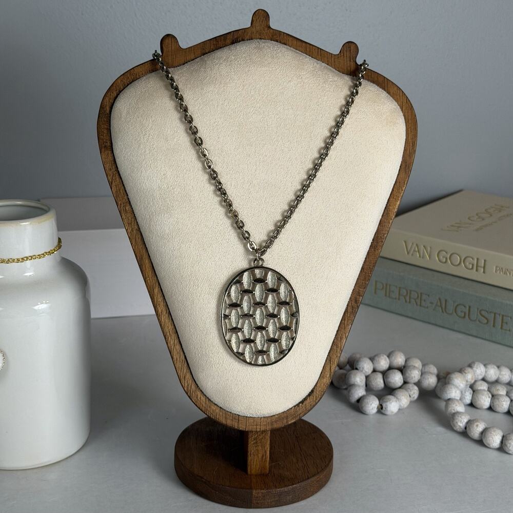 VTG 1970s Lisner Silver-Tone Oval Cut-Out Pendant Necklace On 22" + Cable Chain